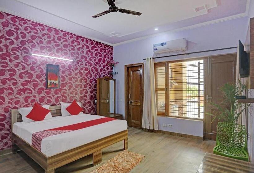 Отель Oyo 81121 Stay 130