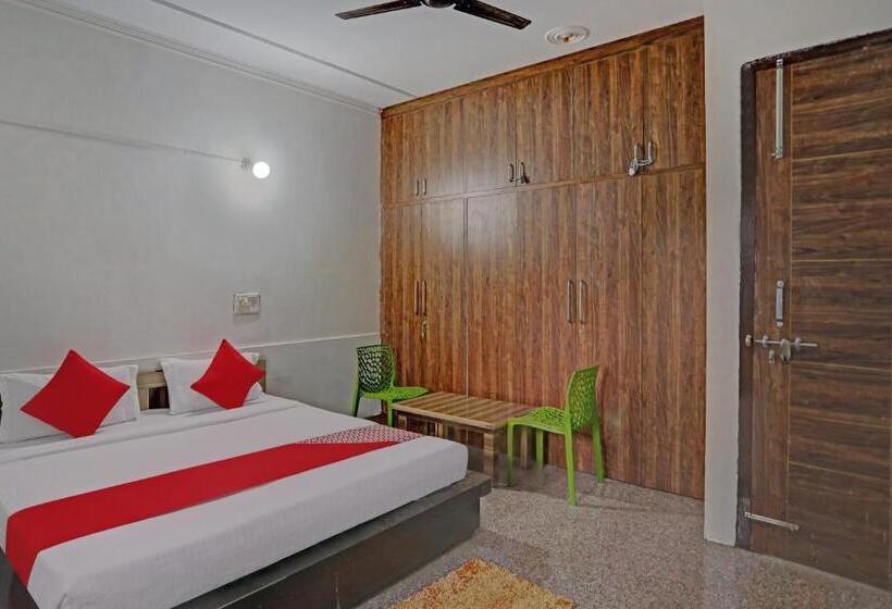 Отель Oyo 81121 Stay 130