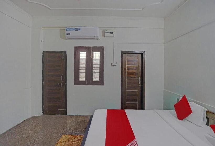 Отель Oyo 81121 Stay 130