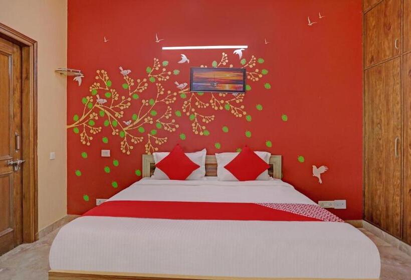 Отель Oyo 81121 Stay 130