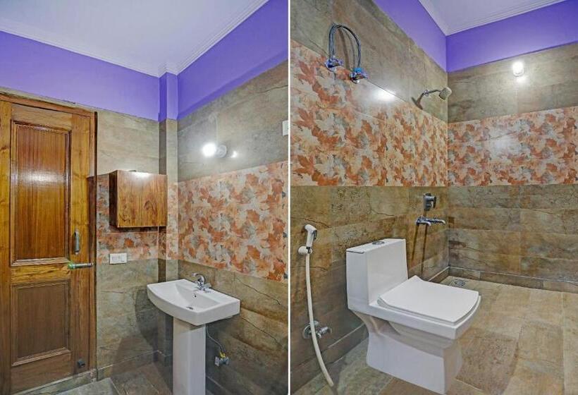 Отель Oyo 81121 Stay 130