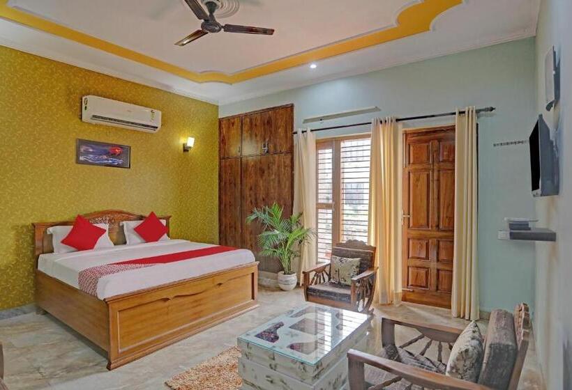 Отель Oyo 81121 Stay 130