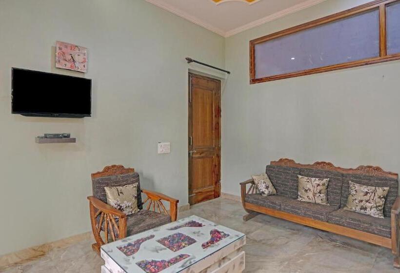 Отель Oyo 81121 Stay 130