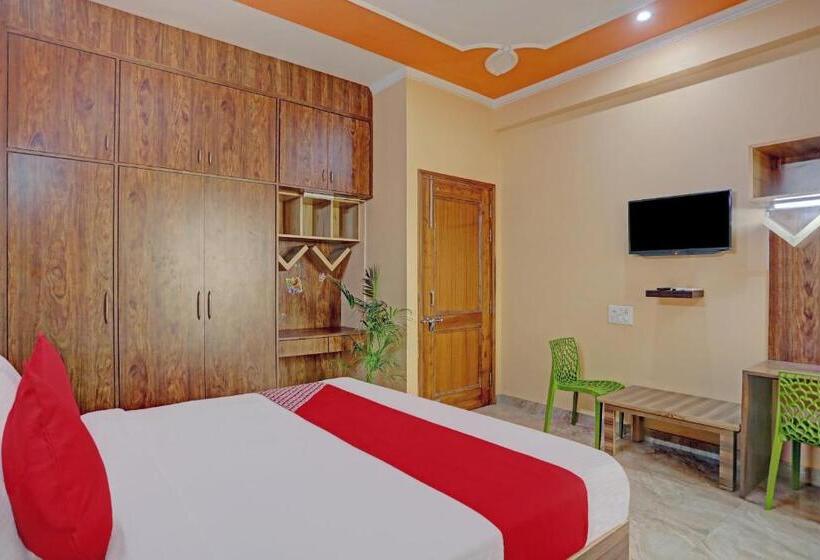 Отель Oyo 81121 Stay 130