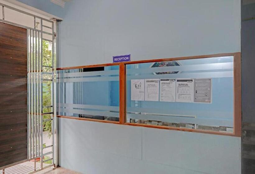 Отель Oyo 81121 Stay 130