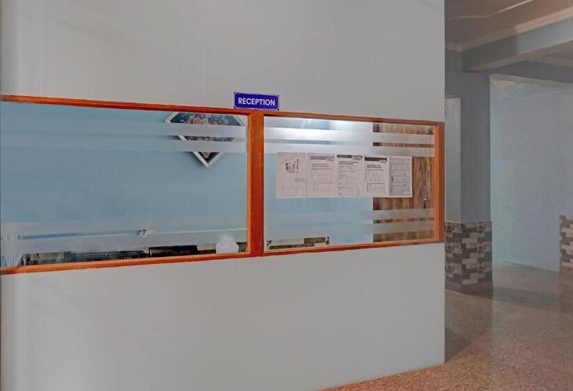 Отель Oyo 81121 Stay 130