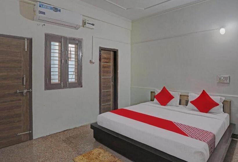 Отель Oyo 81121 Stay 130