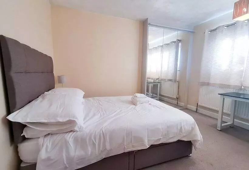 Majatalo Room In Guest Room   Newly Built Private Ensuite In Dudley Westmidlands