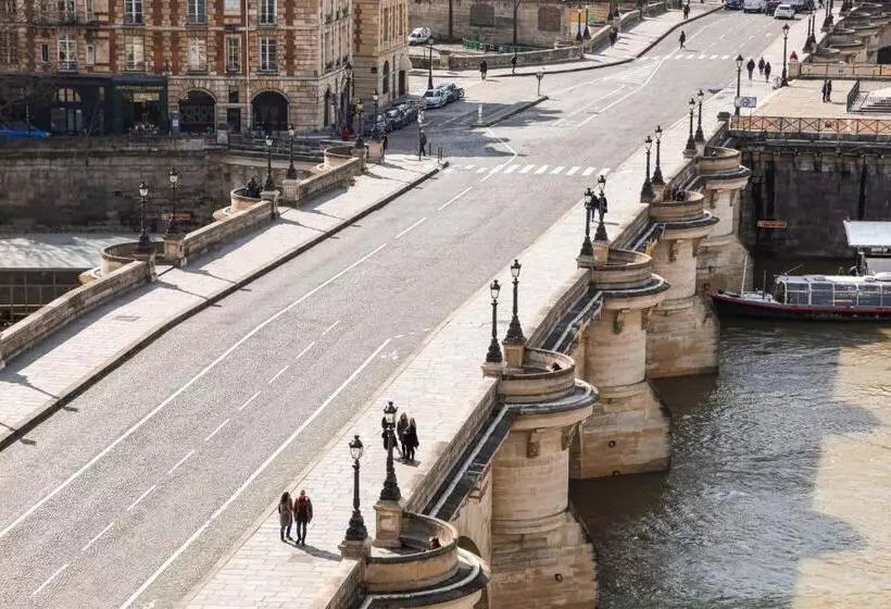 Hôtel Cheval Blanc Paris & Dior Spa Cheval Blanc Paris