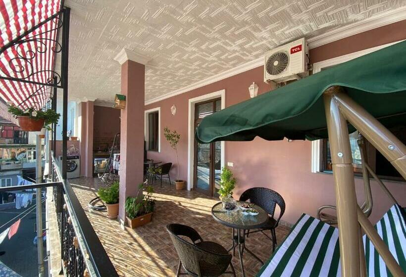 پانسیون Sunny Days