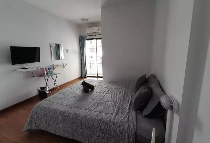 Sleepy And Homey Don Mueang Airport Hostel