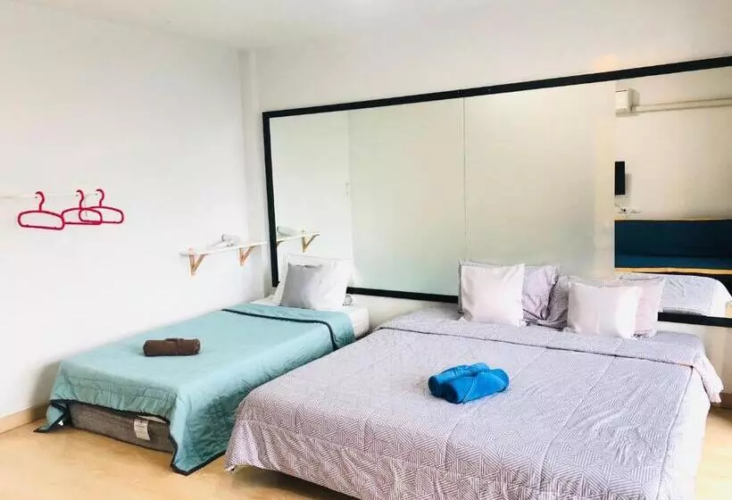 Sleepy And Homey Don Mueang Airport Hostel