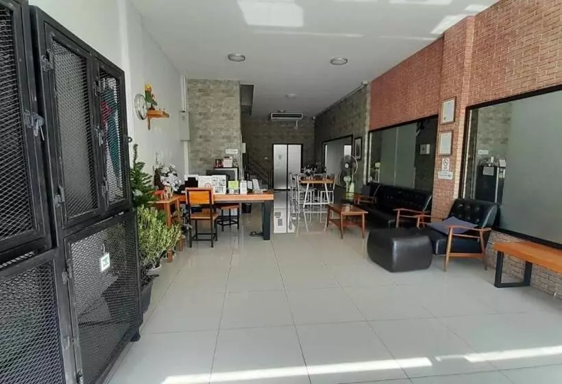 Sleepy And Homey Don Mueang Airport Hostel