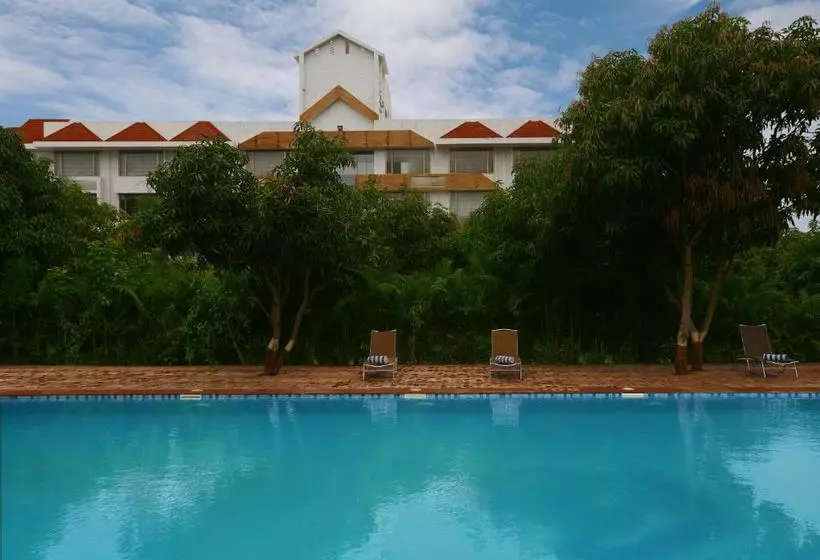 リゾートホテル Sarovar Portico Sasangir