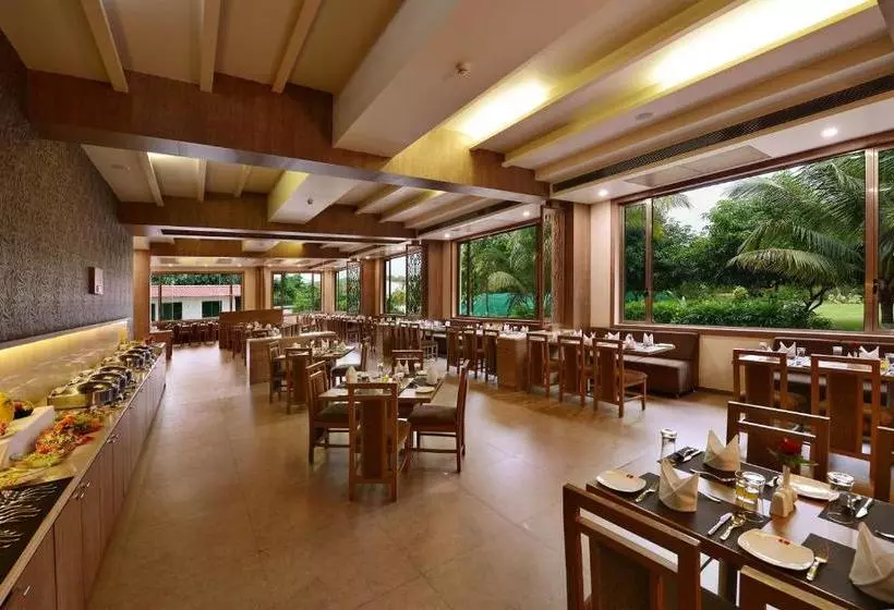 リゾートホテル Sarovar Portico Sasangir