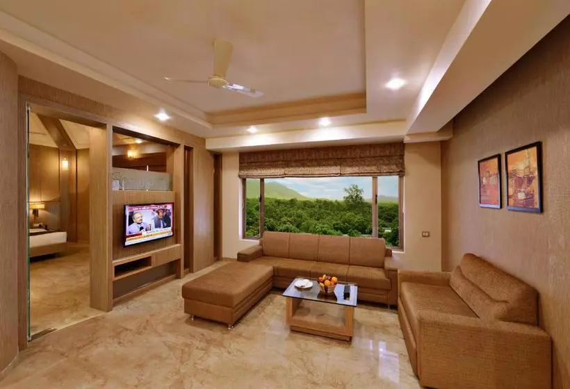 リゾートホテル Sarovar Portico Sasangir