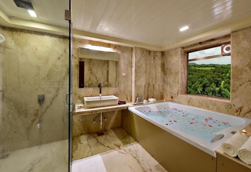 אתר נופש Sarovar Portico Sasangir