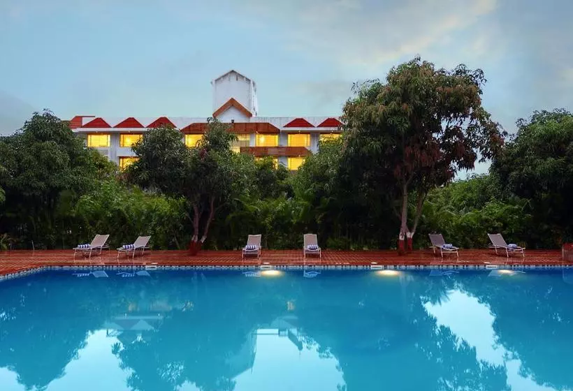 リゾートホテル Sarovar Portico Sasangir