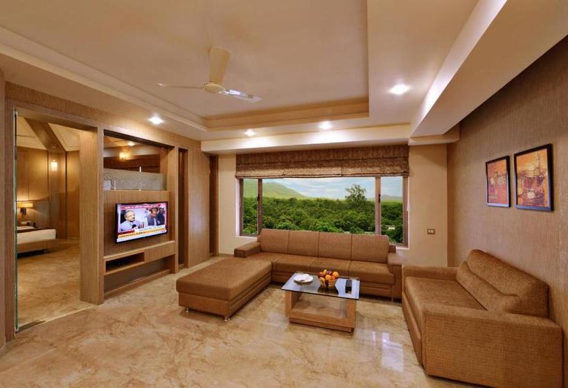 אתר נופש Sarovar Portico Sasangir