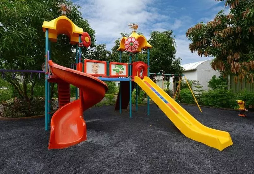 リゾートホテル Sarovar Portico Sasangir