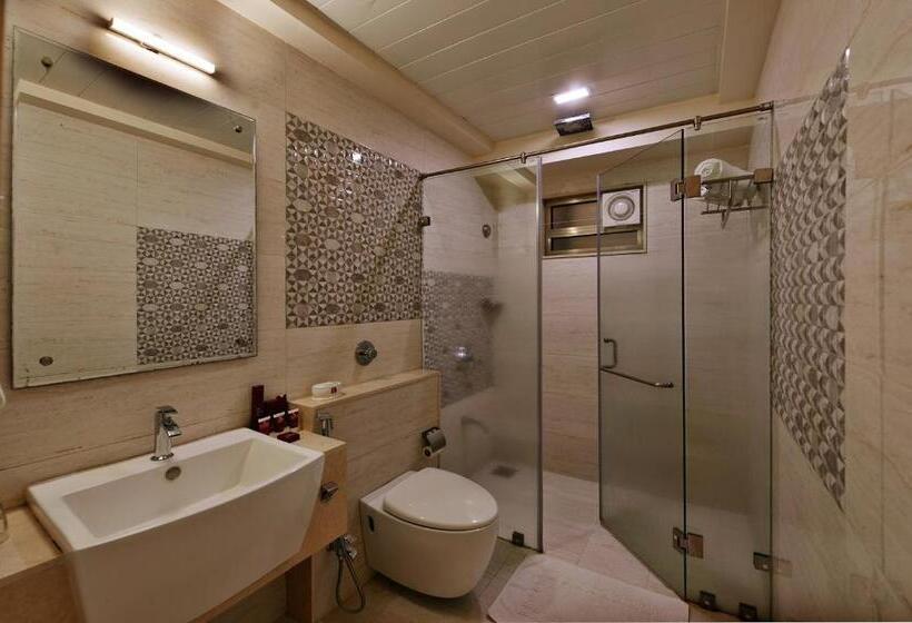 אתר נופש Sarovar Portico Sasangir