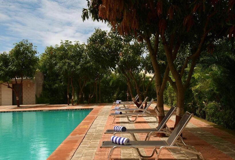 אתר נופש Sarovar Portico Sasangir