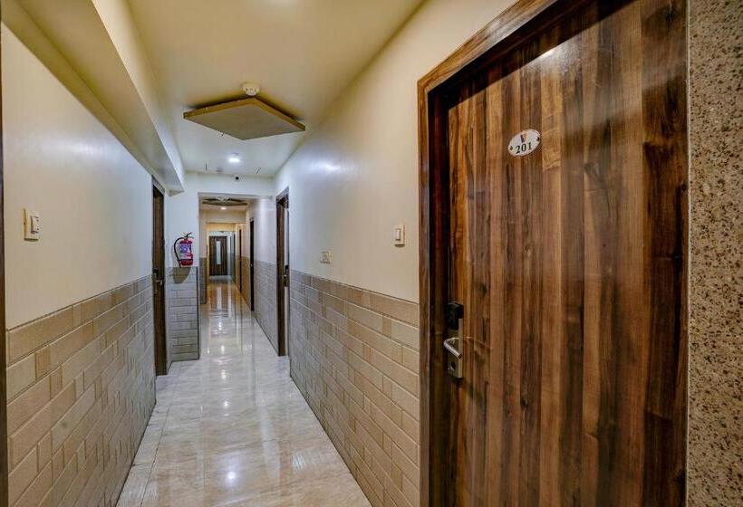 בית מלון כפרי Veera Residency