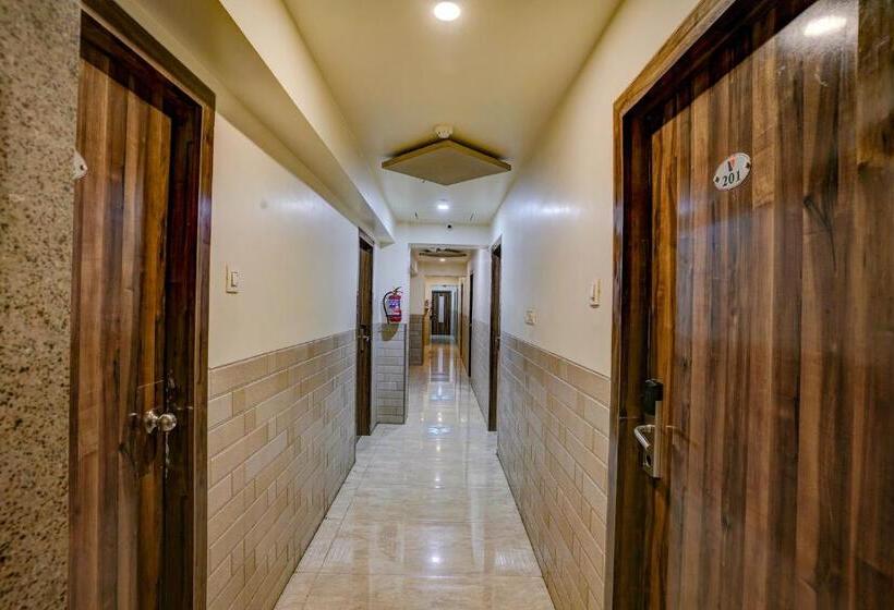 בית מלון כפרי Veera Residency