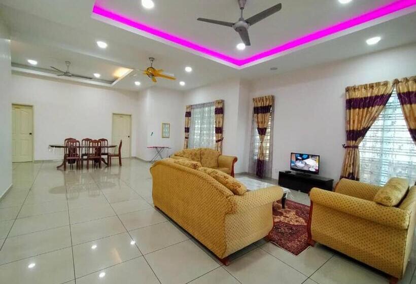 בית מלון כפרי D Anjung Inn