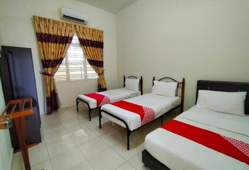 בית מלון כפרי D Anjung Inn