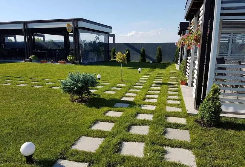 ペンション Mondrian Event & Garden