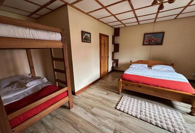 هتل Swiss Farm Cottage