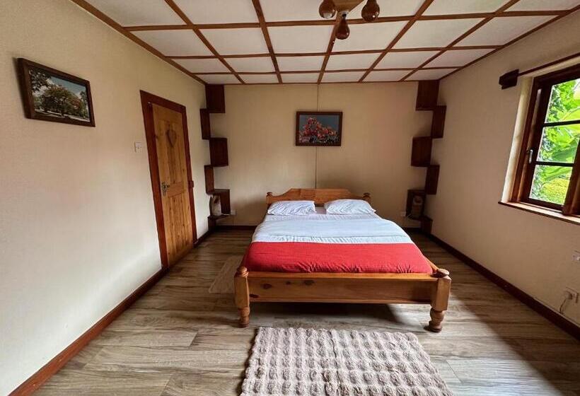 هتل Swiss Farm Cottage