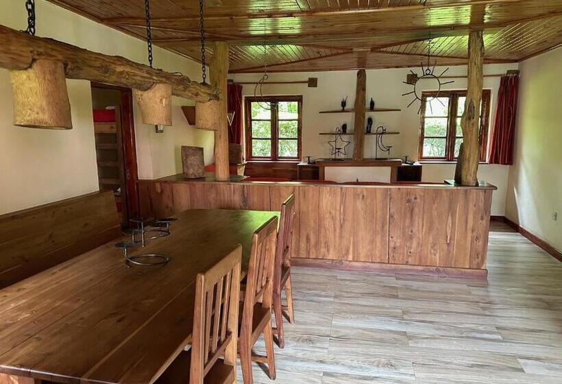 هتل Swiss Farm Cottage