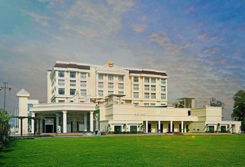בית מלון כפרי Clarion Inn Indore