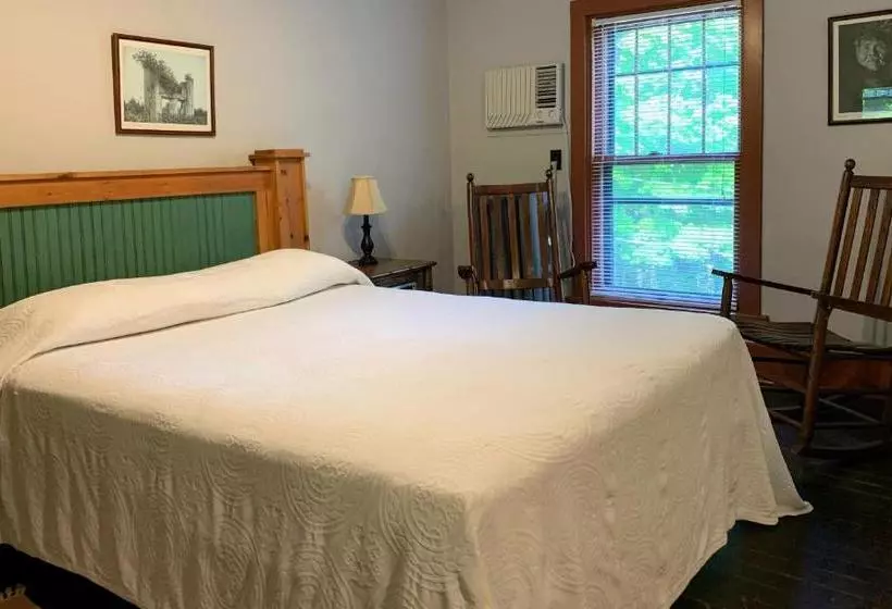 هاستل Lakeside Inn