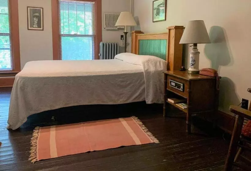 هاستل Lakeside Inn