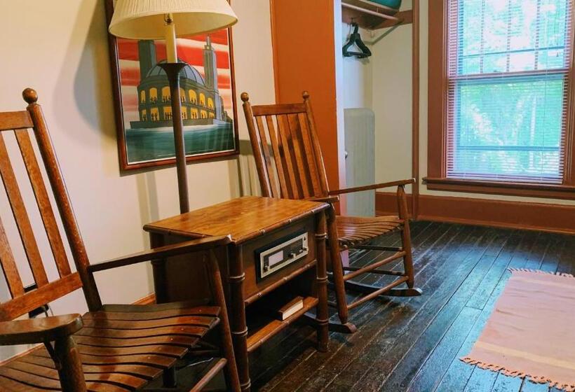 호스텔 Lakeside Inn