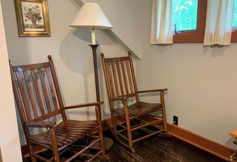 호스텔 Lakeside Inn