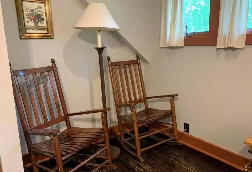 هاستل Lakeside Inn