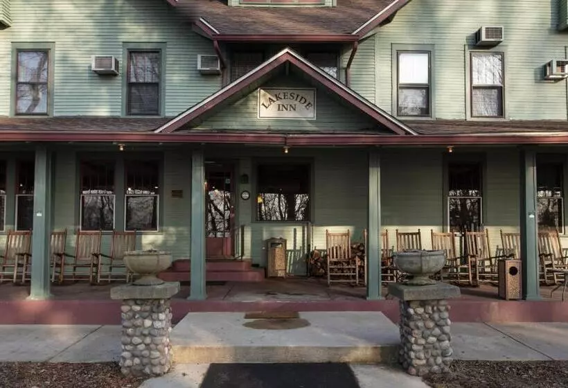 هاستل Lakeside Inn