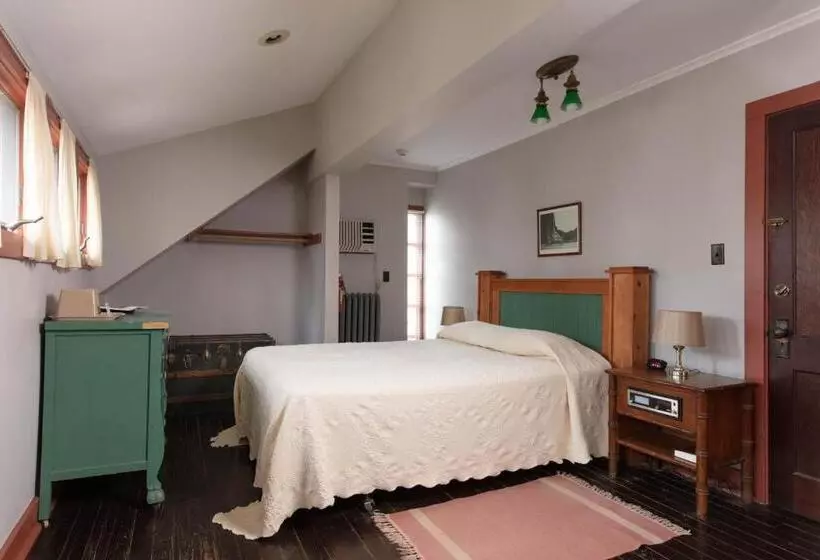 هاستل Lakeside Inn