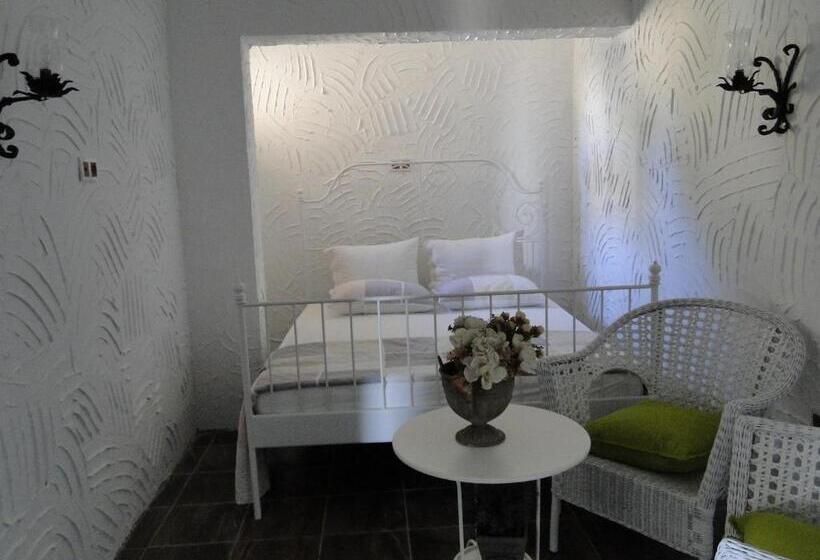 בית מלון כפרי The Stone Castle Boutique