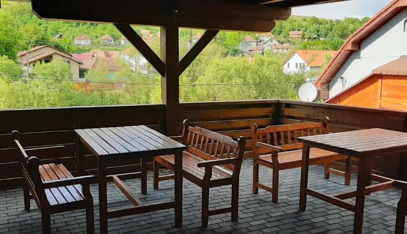 פנסיון River Star