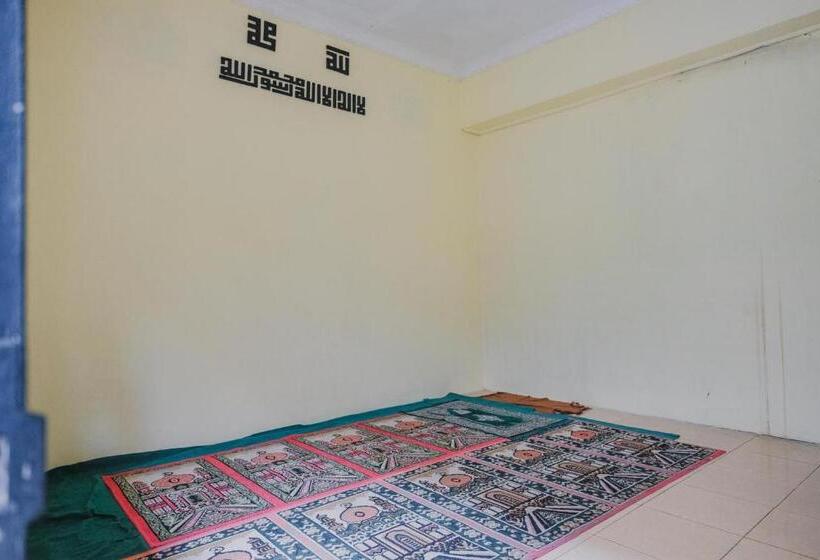 Hotel Reddoorz Syariah Near Kebun Raya Liwa