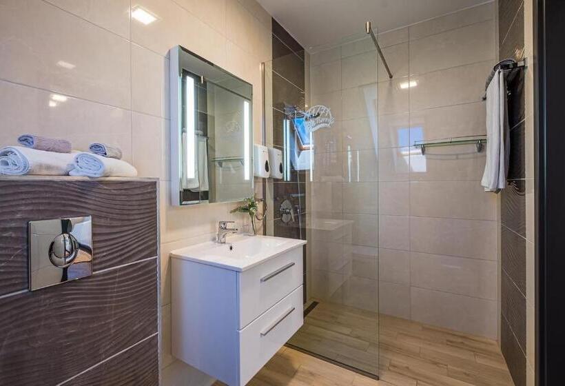 호텔 Vitis Kúria 7171 Balatonrendes