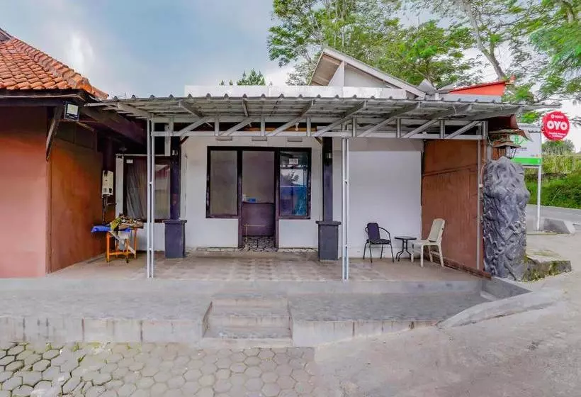 Hotelli Oyo 90025 Pondok Pesona Lembang