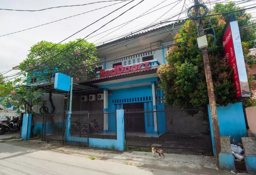 Hotelli Reddoorz Near Margonda Raya