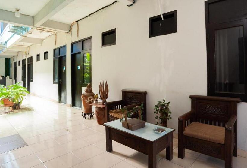 فندق Reddoorz Near Margonda Raya