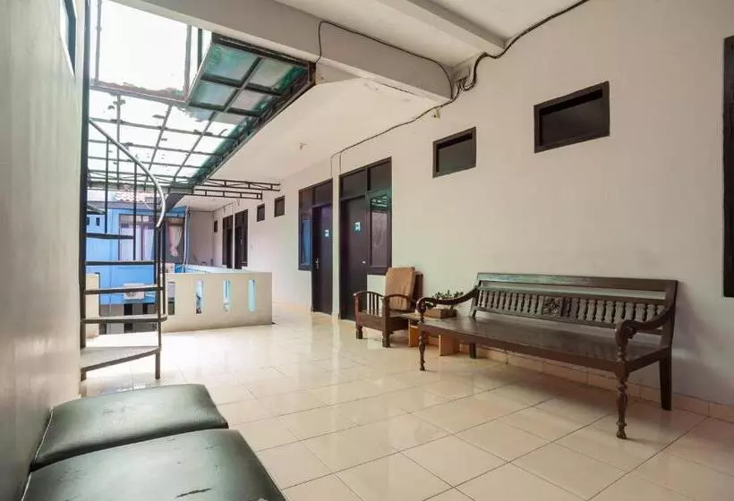 Hotelli Reddoorz Near Margonda Raya